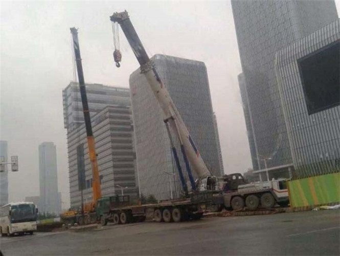 沙依巴克区“自动找平”—— 吊车的 “平地神器” 技术