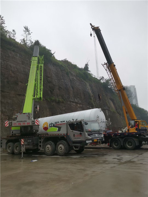 沙依巴克区“不怕风雨冻”—— 吊车的 “恶劣环境适应” 技术